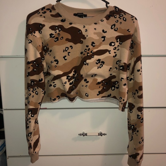 Forever 21 Tops - Cheetah print cropped sweatshirt